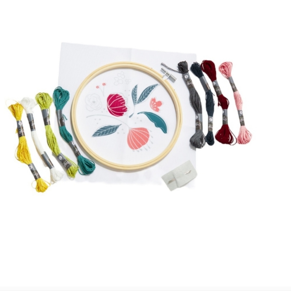 💖💖  NIB Craft Crush Winter Flower Embroidery Kit Stitching Needle Canvas